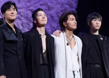 Tetap Profesional Meski Cedera, Ashin Mayday Sempat Jatuh Saat Konser