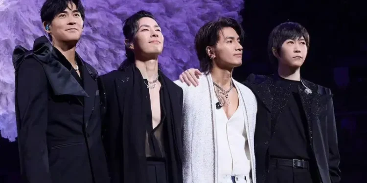 Tetap Profesional Meski Cedera, Ashin Mayday Sempat Jatuh Saat Konser