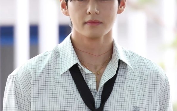 Karier solo V BTS kembali menorehkan prestasi membanggakan di kancah musik internasional.