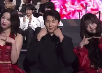 Dance Challenge Bareng LE SSERAFIM, Greg Hsu Jadi Sorotan di Golden Disc Awards 2026